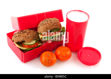 Rempli avec lunch sain rouge brun et des petits pains au lait fruits Banque D'Images