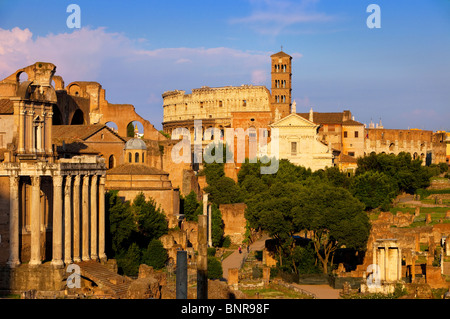 La dernière lumière du coucher du soleil sur les ruines du Forum Romain, Rome Lazio Italie Banque D'Images