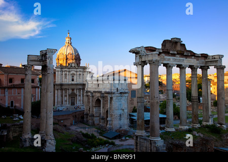 Les dernières lueurs du crépuscule, le Chiesa dei Santi Luca e Martina et les ruines du Forum Romain, Rome, Latium, Italie Banque D'Images