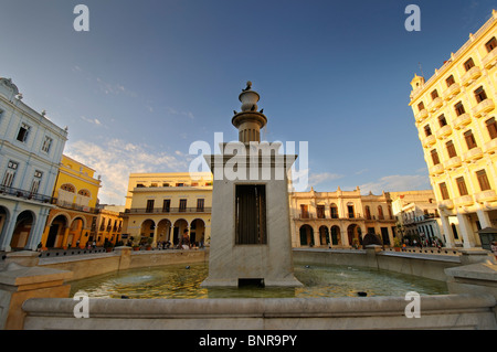 Avis de populaire Plaza Vieja avec ses nombreux bâtiments coloniaux récemment restauré Banque D'Images