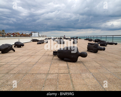 Exposition de statues "masse critique" par Antony Gormley sur le toit de la De La Warr Pavilion Bexhill on Sea East Sussex Banque D'Images