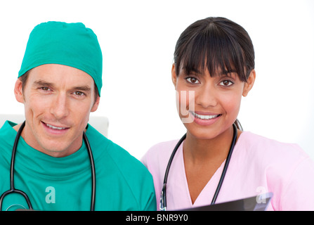 Deux médecins positive face à une X-ray Banque D'Images