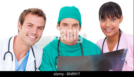 Portrait of medical team looking at X-ray Banque D'Images