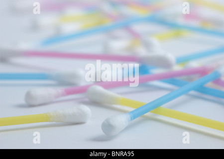 Parsemé de plastique colorés Q-tips / Coton-tiges Banque D'Images