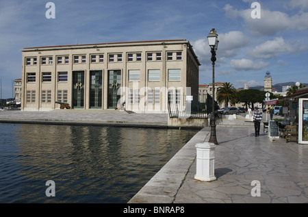 Bâtiment de la marine dans le port de Toulon, France, Banque D'Images