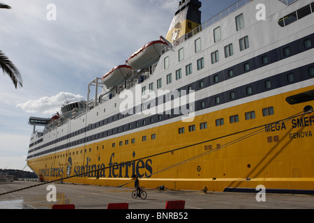Ferry dans le port de Toulon, France, Banque D'Images