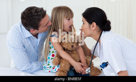 L'examen de la gorge de l'enfant Médecin Banque D'Images