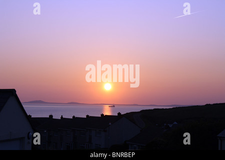 Coucher de soleil sur des maisons dans le Pembrokeshire Broadhaven Banque D'Images