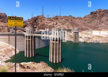 USA Nevada/Arizona border - Barrage Hoover sur le fleuve Colorado, le Lac Mead. Panneau d'avertissement. La sécheresse de l'eau faible en juin 2010. Banque D'Images