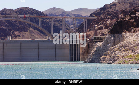 USA Nevada - Hoover Dam vu du lac Mead croisière. Light rock zone est des hautes eaux. Banque D'Images