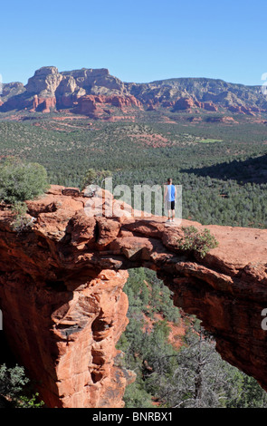 Randonneur sur le Pont du Diable à Sedona Banque D'Images