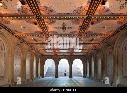 Les carreaux de plafond au Minton restauré récemment Bethesda Terrace Arcade dans Central Park, NY Banque D'Images