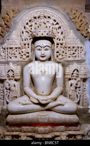 Inde - Rajasthan - Jaisalmer - sculptures insdie le temple de Jain dans Jailsalmer Fort Banque D'Images