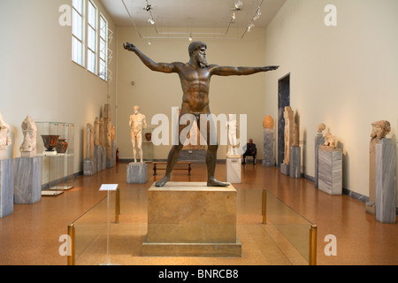 Statue de bronze de Poséidon à Artemision Musée Archéologique National, Athènes, Grèce Banque D'Images