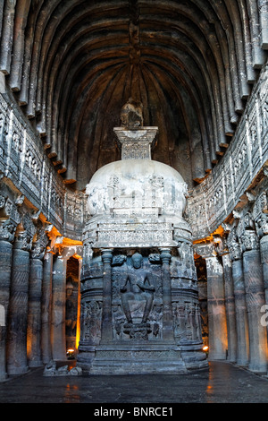 Inde - l'État du Maharashtra - Ajanta Caves - intérieur grotte sculptée Banque D'Images