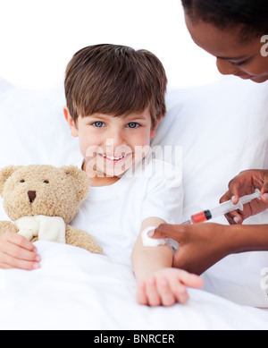 Smiling little boy une injection Banque D'Images