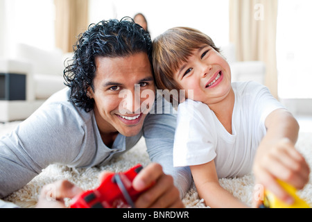 Dessin animé petit garçon et son père à jouer à des jeux vidéo Banque D'Images