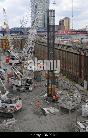 Chantier de construction à la gare de Canary Wharf pour le nouveau Crossrail Services abaissement du renforcement dans le tubage de forage de pilage est de Londres Angleterre ROYAUME-UNI Banque D'Images