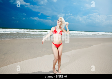 Femme sur la plage Banque D'Images