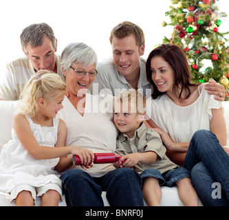 Frère et soeur tirant les crackers de Noël dans Banque D'Images