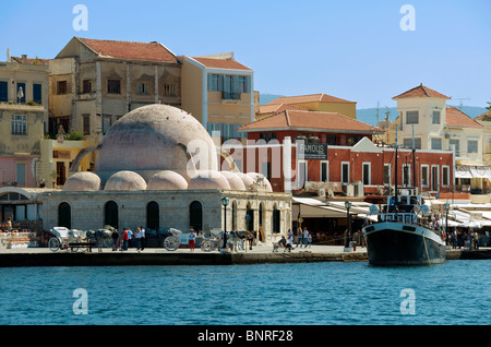 Mosquée turque Old Venetian Harbour au nord-ouest de Chania Crète Grèce Banque D'Images