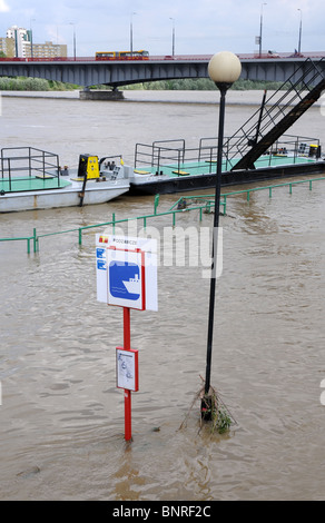 Très haut niveau de l'eau de la Vistule et de l'arrêt de bus d'eau inondée à Varsovie, Pologne, en 2010, les inondations en Europe centrale. Banque D'Images