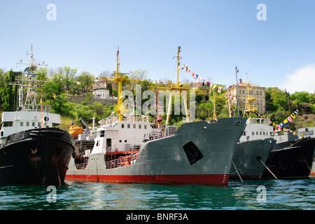 Les navires militaires ancré au port de réparation de Sébastopol Banque D'Images