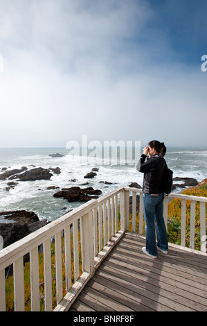 Fille à l'extérieur, vers l'océan Pacifique Pigeon Point Lighthouse San Mateo California USA Banque D'Images