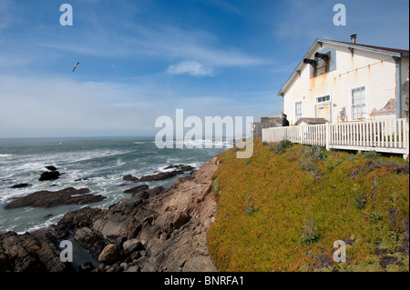 Girl looking out à travers l'océan Pacifique Pigeon Point Lighthouse San Mateo California USA Banque D'Images