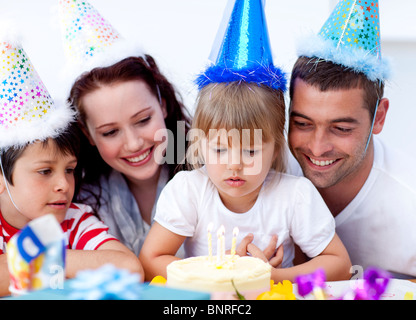 Petite fille admirant un gâteau pour son anniversaire. Banque D'Images