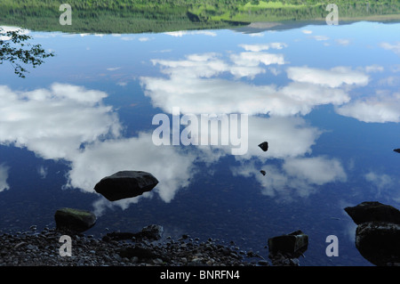 Réflexions Cloud dans Loch Rannoch, Perthshire, Écosse, Royaume-Uni Banque D'Images