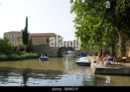 Les vacanciers et la location de bateaux électriques sur le Canal du Midi à Le Somail, dans le sud de la France Banque D'Images