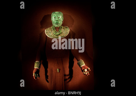 Le masque de jade et les bijoux trouvés dans la tombe de roi Maya Pakal, Musée National d'anthropologie et d'histoire, la ville de Mexico. Banque D'Images