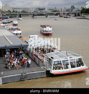 Excursions en bateau sur la Tamise bondé de Westminster Pier central London UK Banque D'Images