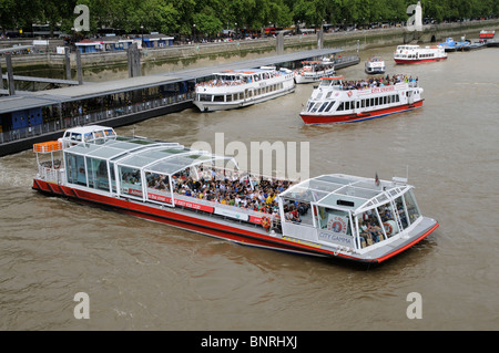 Excursions en bateau sur la Tamise bondé de Westminster Pier central London UK Le gamma-ville un départ en croisière vers l'amont Banque D'Images