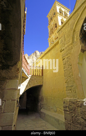 L'intérieur du monastère de Sainte Catherine est montrant le clocher de l'église de la configuration. Sinaï. Banque D'Images