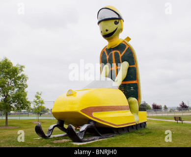 Tortue géante équitation motoneige dans Bottineau Dakota du Nord Banque D'Images