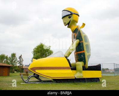 Tortue géante équitation motoneige dans Bottineau Dakota du Nord Banque D'Images