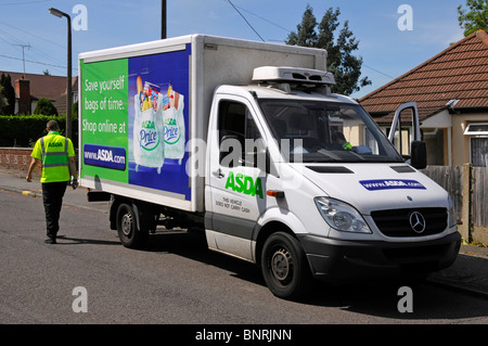 Asda supermarket business en ligne commande alimentaire en ligne livrée par chauffeur de fourgonnette garée dans la rue à la maison des clients faisant la livraison Angleterre Royaume-Uni Banque D'Images