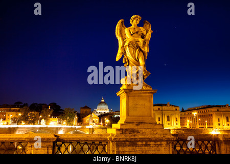 Statue Angel le long de Ponte Sant'Angelo avec le dôme de la Basilique St Pierre, au-delà de Rome Lazio Italie Banque D'Images