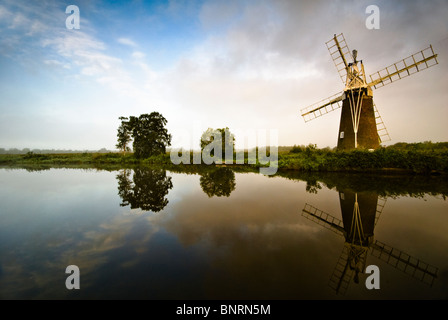 Pompe éolienne Fen à Turf sur les Norfolk Broads Banque D'Images