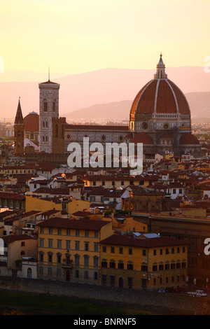 Le Duomo et Il Campanile de Florence, Toscane, Italie, vue de la Piazza del Michaelangelo. Banque D'Images