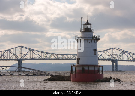 Tarrytown Lighthouse avec le pont Tappan Zee en arrière-plan. Banque D'Images