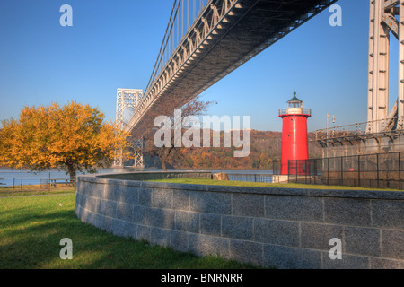 Jeffrey's Hook Lighthouse sur l'Hudson, sous le pont George Washington, vue de Fort Washington Park Banque D'Images