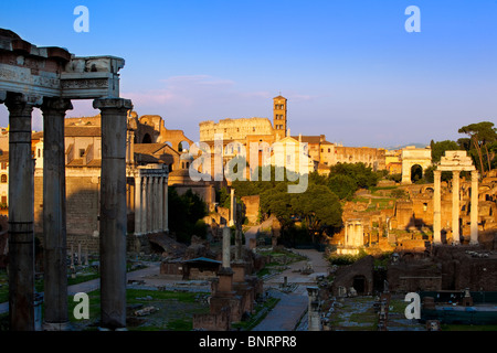 La dernière lumière du coucher du soleil sur les ruines du Forum Romain, Rome Lazio Italie Banque D'Images