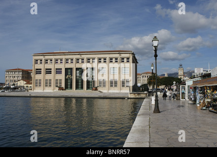 Bâtiment de la marine dans le port de Toulon, France, Banque D'Images