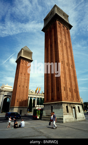 Tours Vénitiennes par Ramon Reventés à la Plaça d'Espanya dans Sants-Montjuïc district de Barcelone. Banque D'Images