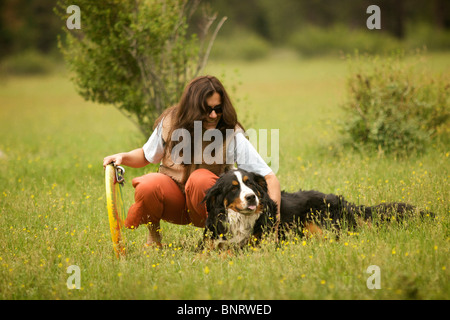 Des femmes jouant avec son chien à la montagne. Banque D'Images