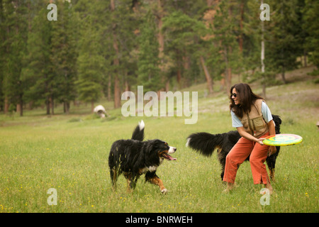 Des femmes jouant avec son chien à la montagne. Banque D'Images