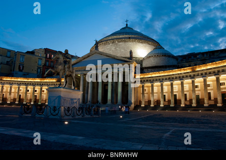 L'Europe, Italie, Naples, San Francesco di Paola et Piazza del Plebiscito Banque D'Images